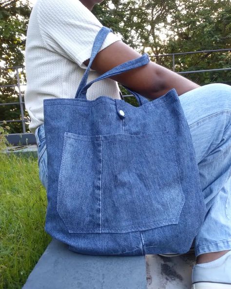 Bolsa jeans com recortes laterais, foro e fecho com botão. ❌️ Vendida (modelo disponível para encomenda) . . Valor: 45,00 . . #bolsaecologica #Ecobag #comsumoconciente #modasustentavel Eco Bag