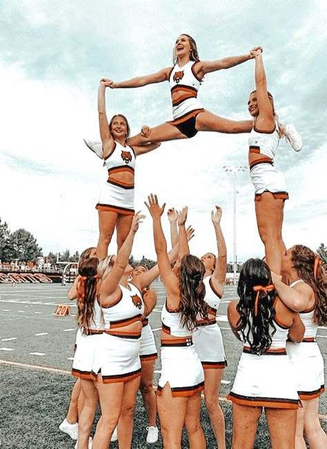 Cheerleader Poses, Cool Cheer Stunts, Cheer Aesthetic, Cheer Team Pictures, Cheer Photography, Cheer Photos, Cheerleading Stunt, Cheer Things, Cheerleading Photos