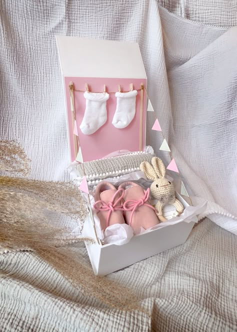 Gender Reveal Basket Ideas, Gender Reveal Basket, Gender Reveal Box Ideas, Gender Reveal Gift Ideas, Gift Box Business, Pregnancy Gift Baskets, Baby Girl Gift Box, Gender Reveal Box, Baby Logo Design