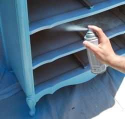 spray painting funiture tutorial Spray Paint Dresser, Spray Painting Furniture, Spray Paint Furniture, Paint Dresser, Hur Man Målar, Painting Furniture, Furniture Painting, Paint Furniture, Redo Furniture