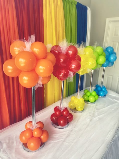 Cocomelon Party Table Decorations, How To Balloon Decorations, Sesame Street Balloon Centerpieces, Diy Balloon Table Centerpiece, Cocomelon Balloon Centerpiece, Coco Melon Centerpiece Ideas, Diy Balloon Topiary, Cocomelon Centerpieces Girl, Coco Melon Centerpieces