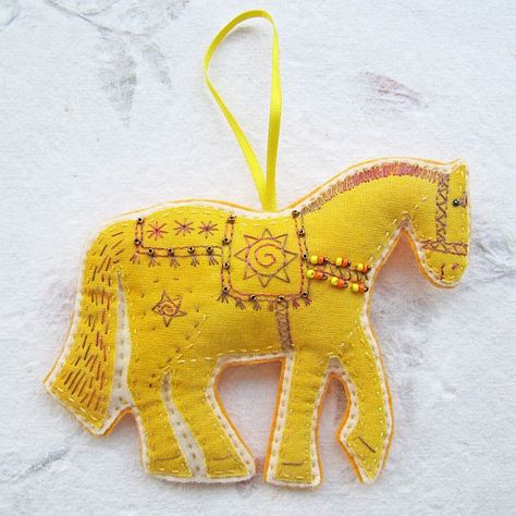 maybe a yellow christmas? via decoist.com Yellow Christmas Decorations, Yellow Ornaments, Yellow Christmas, Handmade Felt Ornament, Painted Horse, Rainbows Christmas, Pink Felt, Yellow Theme, Horse Ornaments