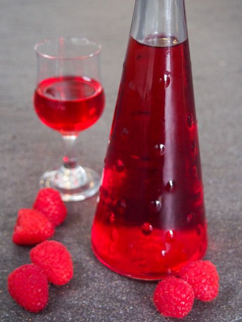 This raspberry liqueur is easy to make and is delicious both to sip on as it is, or as an ingredient in cocktails. Its bright flavor and color is worth adding to your home bar soon. Raspberry Liqueur Recipes, Vodka Slushies, Fun Beverages, Fruit Punch Recipe, Cold Drinks Recipes, Fun Party Drinks, Cordial Recipe, Rhubarb Syrup, Chai Tea Recipe