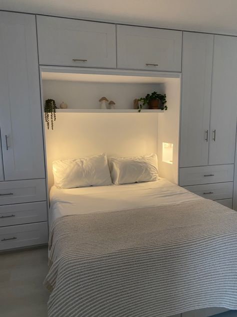 Built In Wardrobe With Bed, Basement Suite Ideas, Flat Makeover, Cama Closet, Bedroom Built Ins, Mini Apartments, Wardrobe Room, Bed Furniture Design, Built In Wardrobe