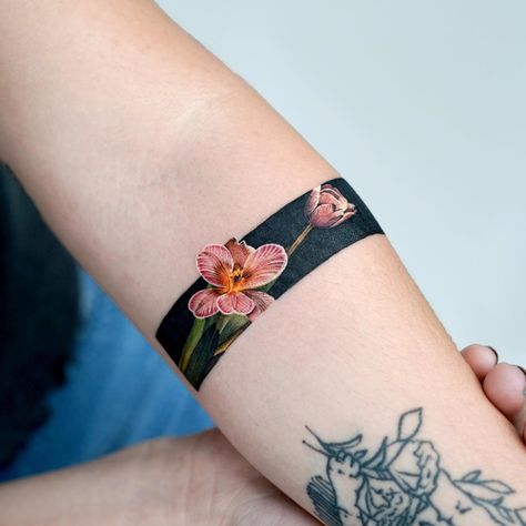 Frame Tattoo Ideas, Tattoo For Women Ideas, Arm Cuff Tattoo, Frame Tattoo, Wrist Band Tattoo, Cover Up Tattoos For Women, Wrist Bracelet Tattoo, Wrist Tattoo Cover Up, Cuff Tattoo