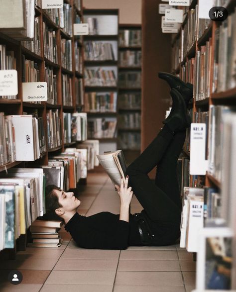 Library Photo Shoot, Fall Photoshoot Ideas, Portret Feminin, Book Photography Instagram, Fall Shoot, Library Reference, Fall Portraits, Library Aesthetic, Creative Photoshoot Ideas