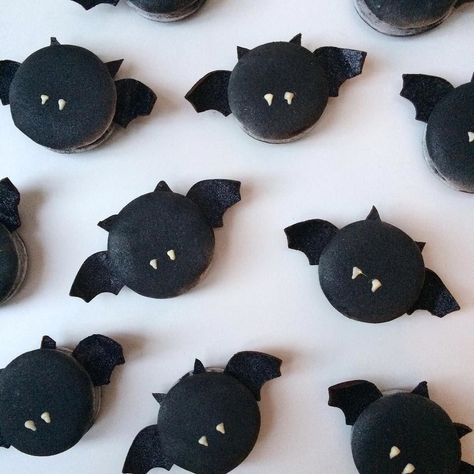 Bat macarons! in the bakery #halloween #baking Biscuits Halloween, Halloween Torte, Kue Macaroon, Postres Halloween, Halloween Donuts, Halloween Punch, Halloween Cake Pops, 귀여운 음식 그림, Macaron Cookies