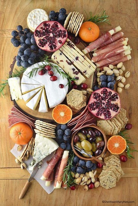 Dinner Boards, Simple Charcuterie, Wedding Bars, Meat And Cheese Board, Charcuterie Inspiration, Charcuterie Platter, Charcuterie Cheese, Cheese Party, Party Food Platters