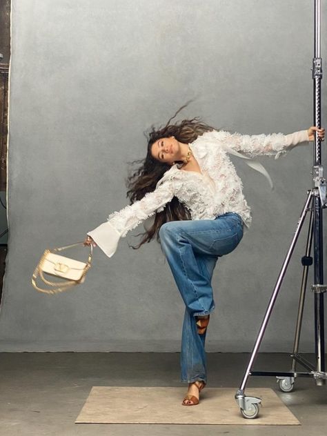 Zendaya Valentino, Zendaya Icons, Zendaya Photoshoot, Vogue Poses, Zara Models, Creative Movement, High Fashion Poses, Pierpaolo Piccioli, Zendaya Style