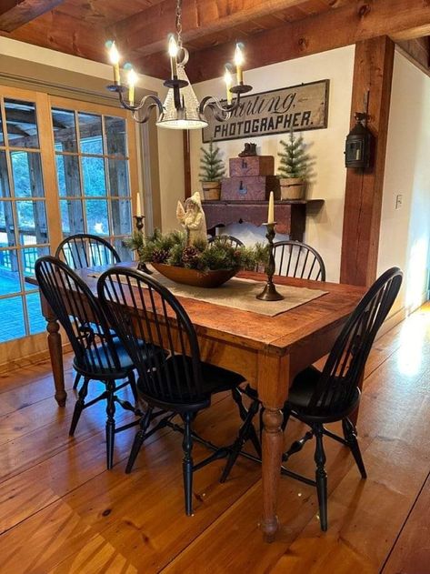 Primitive Table Decor, Grandma Core Dining Room, Antique Colonial House Interior Design, Dark French Country Decor, Primitive Table Centerpiece, Primitive Dinning Room, Colonial Dining Room, Prim Kitchen, Primitive Dining Room