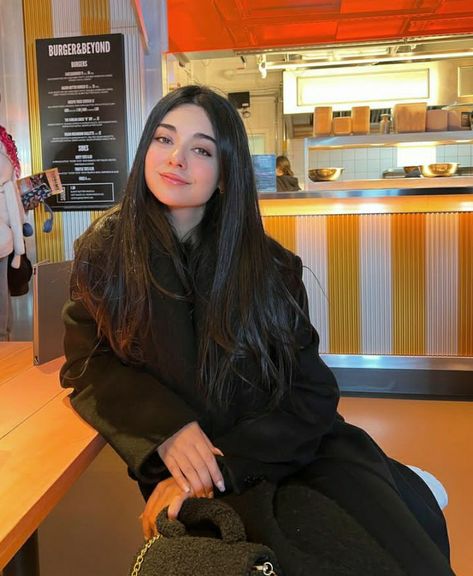 Noor Zafar Khan, Noor Khan, Girly Dp, Cute Instagram Pictures, Hijabi Outfits Casual, Simple Pakistani Dresses, Hijabi Outfits, Bridal Dress Design, Pakistani Actress