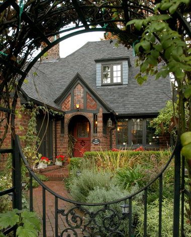 Brick House Beautiful in Laurelhurst is a testament to the long-lasting charm of bricks. Types Of Bricks, Deco Champetre, Tudor House, House Beautiful, Style At Home, Brick House, Cozy Cottage, Pretty House, Cottage Homes