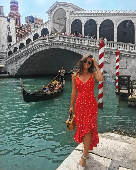 Happy New Year!! ❤️ Genuinely can’t believe where this year has gone 🙈but it’s been FULL of amazing experiences and moments! Venice was… Sophie Knight, European Travel Outfit, Europe Outfits, Italy Outfits, Travel Outfit Summer, Paris Outfits, Europe Fashion, Fashion Weeks, Vacation Ideas