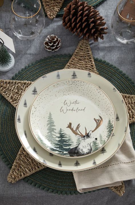 B And M, Christmas Decor Trends, Natural Christmas Decor, Christmas Tableware, Unique Restaurants, Setting Ideas, Christmas Living Rooms, Christmas Things, Natural Christmas