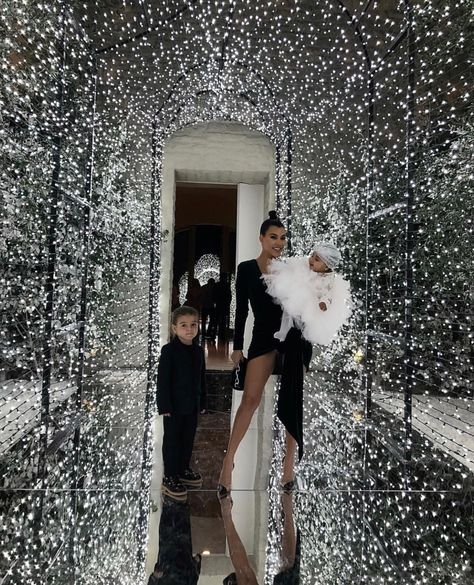 Kim Kardashian Christmas, Kardashian Christmas, White Christmas Party, Kardashian Outfit, Christmas Party Dress, Love Anniversary, Kardashian Style, Eve Parties, Kardashian Jenner