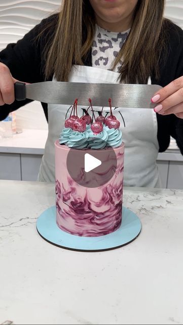 Frost Form® on Instagram: "Watch till the end for that slice shot 😍 Cake made start to finish with US ingredients ❤️" Cake Collar Ideas, Fancy Cakes Decorating Design, Frost Form Cake Ideas, How To Ice A Cake, Slice Cake Decoration, Frost Form Cake, Wedding Cake With Buttercream Flowers, Decorated Cakes Ideas, Cake Frosting Designs