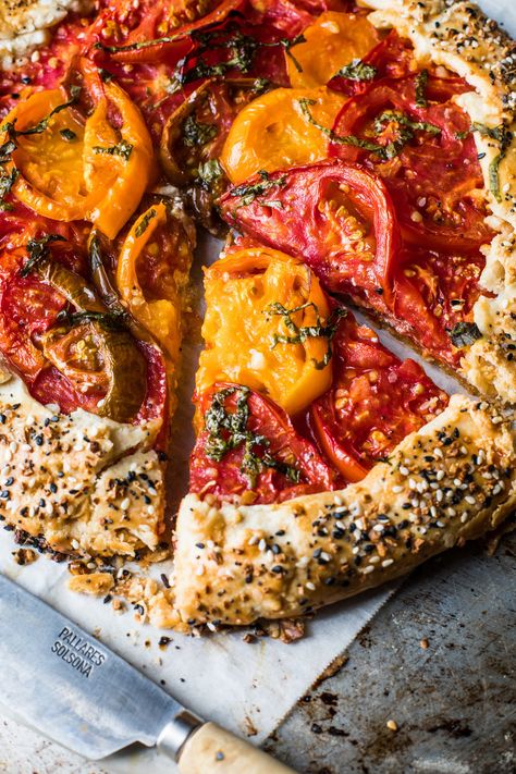 savorytoothgirl: Savory Tomato Galette - Fit Law Student Galette Recipe Savory, Tomato Galette, Fresh Tomato Recipes, Garden Tomatoes, Galette Recipe, Savory Pies, Meatless Main Dishes, Tomato Tart, Meatless Mondays