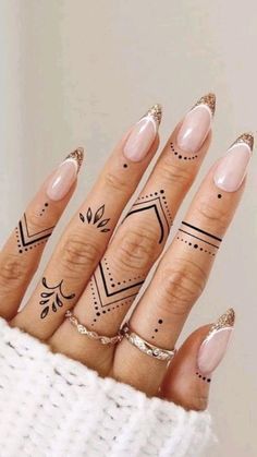 Finger Animal Tattoo, Tattoo Ideas Female Hand Wrist, Finger Tattoos For Women Meaningful, Hand Tattoos Women, Feminine Finger Tattoos, Thumb Tattoos For Women, Hand Tattoo Ideas Female, Small Hand Tattoos For Women, Hand Tattoos For Women Unique