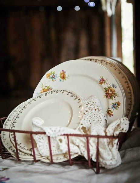 Vintage Farm Aesthetic, Casa Country, Grandma's House, Decor Pictures, Cottagecore Style, White Dishes, Grandmas House, China Plates, Country Charm