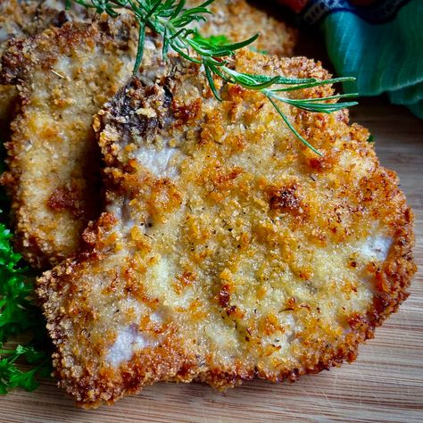 These panko-crusted pork chops, prepared in the air fryer, are enhanced by a simple brine. With just a few seasonings in the crust, the chops are tender, juicy, and crispy. Pablo Pork Chops, Pablo Crusted Pork Chops, Panko Pork Chops Air Fryer, Panko Pork Chops, New Air Fryer Recipes, Air Fryer Pork, Air Fryer Pork Chops, Beef Broccoli, Chop Recipes