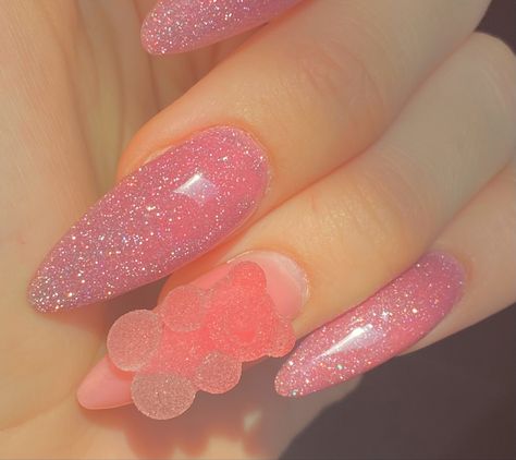 Candy Charms On Nails, Pink Barbie Inspired Nails, Gummy Bear Nails Designs, Short Gummy Bear Nails, Gummy Bear Nail Art, Gummy Bear Nails Acrylic, Pink Gummy Bear Nails, Nails With Gummy Bears, Nails Rosa Barbie