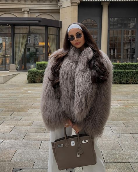 Match my vibe 🤍 @ducielondon *Ad / Werbung Pink Fur Jacket Outfit, Instagram Inspo Winter, Pink Fur Jacket, Fur Jacket Outfit, White Fur Jacket, Hair Photoshoot, Paris Photoshoot, Classy Fits, Fashion Vogue