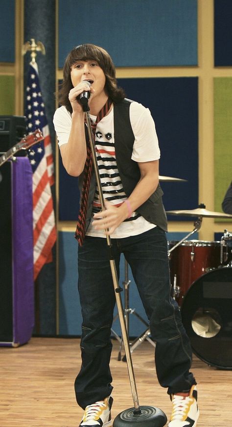 Oliver From Hannah Montana, Hannah Montana Oliver, 2000s Rocker Outfit, 90 Theme Party Outfit, Junie B Jones Costume, Looks 2000s, Mitchell Musso, Hannah Montana Outfits, Mitchel Musso