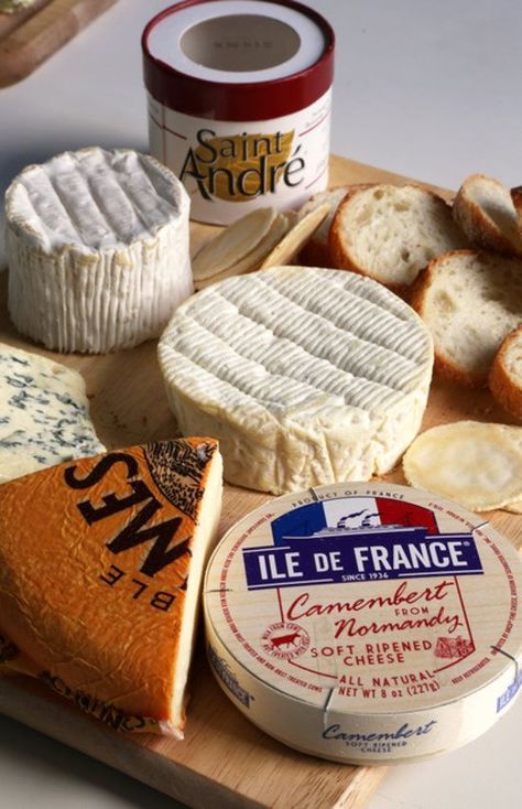 Brie vs. Camembert: What's the Difference? Healthy Cheese, Queso Brie, Cheese Course, Popsugar Food, Gourmet Cheese, French Cheese, Queso Cheese, Cheese Party, Milk And Cheese