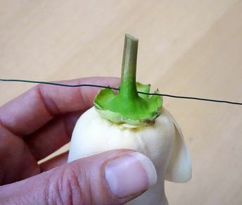 Boutineer Diy, Make A Boutonniere, Diy Boutonniere Wedding, Simple Boutonniere, Garden Community, White Rose Boutonniere, Diy Boutonniere, Diy Home Garden, Prom Bouquet