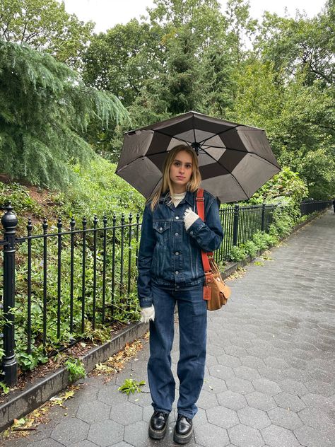 Rainy Seattle Outfit, Rainy New York Outfit, Rainy Day Streetwear, Rainy Nyc Outfit, Rainy Day Outfit Nyc, New York Rainy Day Outfit, Nyc Rainy Day Outfit, Outfit Inspo Rainy Day, Rainy Fall Day Outfit