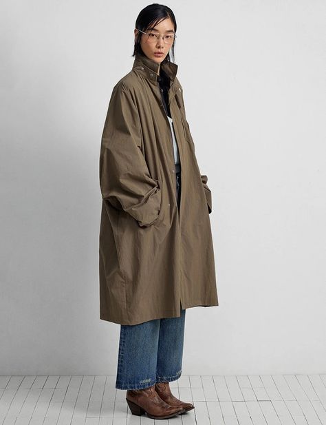 Khaki Oversized Rain Jacket-BESTSELLER Khaki Windbreaker Outfit, Oversized Peacoat Outfit, Winter Coat 2024, Fall Coat Outfits, Minimalist Winter Outfits, Denmark Street Style, Coat Fall Outfit, Rain Outfits, High Neck Coat