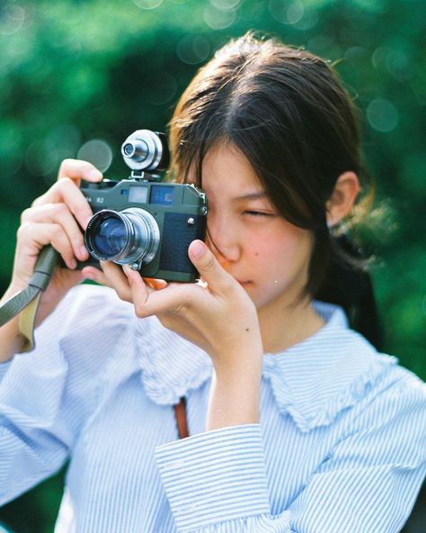 Camera Concept Art, Girls With Cameras, Camera Drawing, Body Reference Drawing, Pretty Drawings, Face Photography, Body Reference, Pose Reference Photo, Art Poses