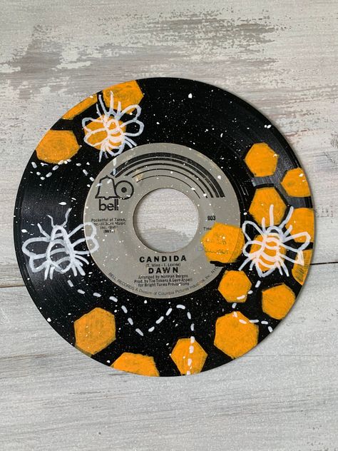 A hand painted record made with acrylic paint. Honey combs and bees design. Painted Cds On Wall, Painted Vynal Records, Record Painting Ideas Hippie, Disk Painting Ideas, Painted Vinyl Records Aesthetic, Painted Records Vinyl Easy, Vinyl Painting Ideas, Record Painting Ideas Easy, Vinyl Record Painting Ideas