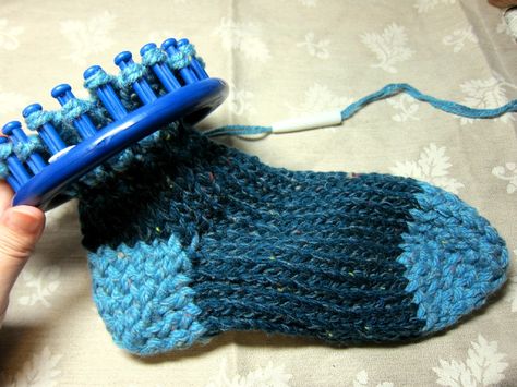 Loom knit slipper sock. Looks easy enough to figure out. Sock Loom, Round Loom Knitting, Circle Loom, Loom Knitting Tutorial, Tutorial Knitting, Loom Knitting Stitches, Loom Crochet, Round Loom, Spool Knitting