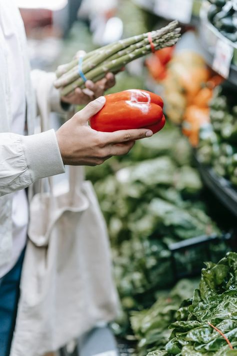 Unrecognizable customer choosing vegetables in supermarket · Free Stock Photo Healthy Grocery Shopping, Kidney Friendly Diet, Kidney Friendly Foods, Kidney Friendly, Gluten Free Bakery, Photo Food, Healthy Groceries, Healthy Shopping, Organic Produce