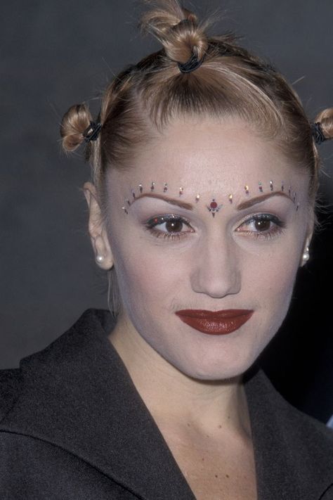 '90s beauty looks: Gwen Stefani with baby buns and lipstick 90s Makeup Gwen Stefani, Gwen Stefani 90s Hairstyles, Gwen Stefani Makeup 90s, Gwen Stefani Style 90s, 90s Makeup Looks, Grunge Makeup 90s, 90s Costumes, 00s Makeup, Gwen Stefani Makeup