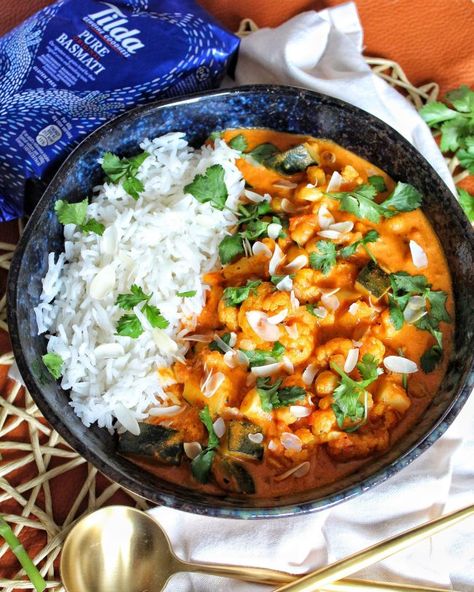 Bloemkool curry met kikkererwten en Basmati rijst | Healthyfoodie Vegas Food, Student Recipes, Easy Veggie, Vegetarian Lunch, Happy Foods, Vegan Foods, Vegan Dinners, Vegetarian Dishes, Yummy Dinners