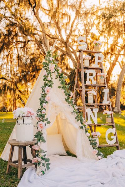 Easter Teepee Photography Mini Sessions, Mommy And Me Mini Session Outdoor, Spring Mini Photoshoot, Outdoor Photoshoot Props Ideas, Mommy And Me Mini Session Ideas, Easter Mini Session Outdoor, Spring Mini Photo Session Ideas, Spring Minis Photography Outdoor, Outside Easter Photography Ideas