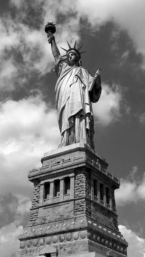 Black Statue Of Liberty, Liberty Wallpaper, Liberty Statue, Reflection Photos, Black And White Photo Wall, Cute Black Wallpaper, Alone Photography, Lady Liberty, Black And White Canvas