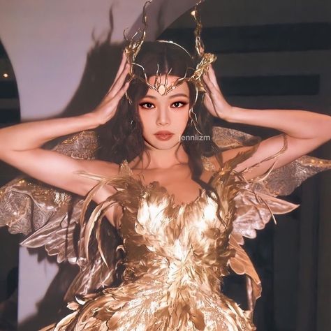 Jennie Queen, Blackpink Funny, Jennie Kim, Cute Backgrounds, Wonder Woman, Princess Zelda, Queen, Instagram Post, Instagram Posts