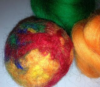 How to Make Wool Felted Balls - Pincushions Wool Pincushions, Diy Pin Cushion, Felted Balls, Cushion Tutorial, Diy Wool, Needle Felting Tutorials, Wet Felting Projects, Wool Dryer Balls, Dryer Balls