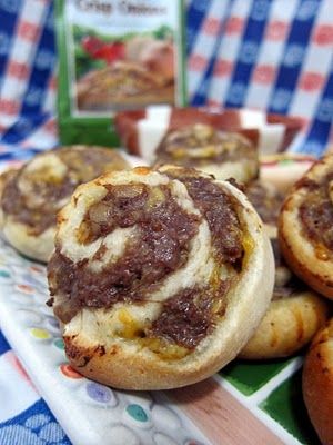 Bacon Cheeseburger Pinwheels ~ Simply mix up the hamburger meat, roll it up in some refrigerated pizza dough and bake.  Couldn't be simpler and it tastes so good! Cheeseburger Pinwheels, Football Friday, Plain Chicken, Bacon Cheeseburger, Football Food, Party Food Appetizers, Game Day Food, Bread Rolls, Appetizers For Party