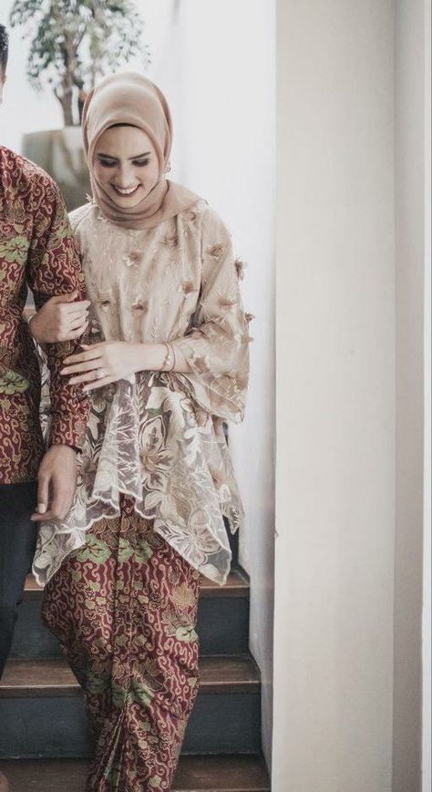 Hijab Kondangan Outfit, Kebaya Cream, Outfit Kebaya, Kebaya Graduation, Kondangan Outfit, Kebaya Wedding, Batik Kebaya, Dress Bridesmaids, Batik Couple