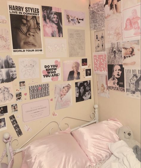 coquette, coquette bedroom, hyper feminine, taylor swift, swiftie, posters, harry styles, lana del rey, one direction, pheobe bridgers, boygenius, conan gray, aesthetic, coquette posters, taylor swift posters, pink bedroom #lana #taylor #coquette #coquettebedroom #room #aesthetic #posters Zimmer Diy, Dekorasi Kamar Tidur, Girly Room, Cute Room Ideas, Pretty Room, Dreamy Room, Dream Room Inspiration, Room Makeover Bedroom, Pink Room