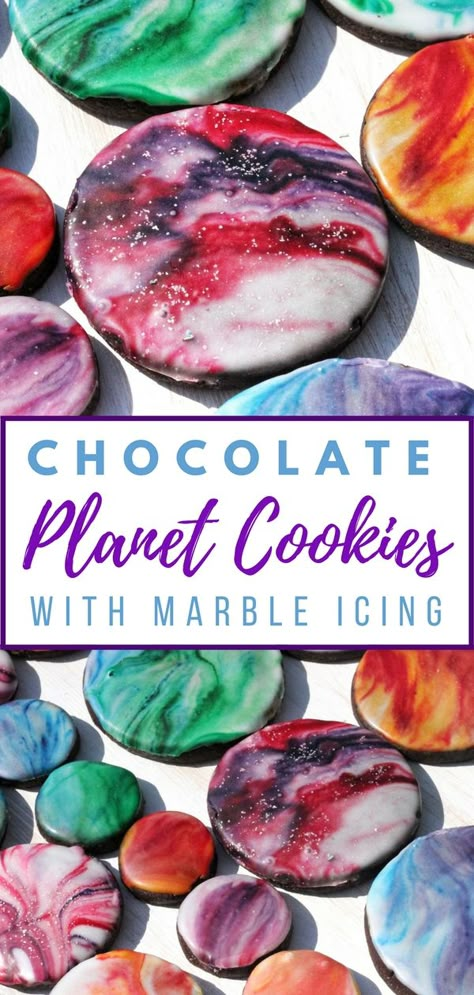 Chocolate Planet Cookies with Marble-effect Icing. These #planet themed #cookies with #marble effect icing are perfect for anyone whho loves space and the solar system. They would be great for a space themed birthday party or for celebrating #starwars day on May the 4th. #starwarsday #cookies #chocolate #chocolaterecipes #baking #kids #birthdayparty #space #planets #cookieart #biscuit Science Day Decorations, Planet Cookies, Space Cookies, Cookies Icing, Science Day, Science Computer, Engineering Books, Higgs Boson, Space Food