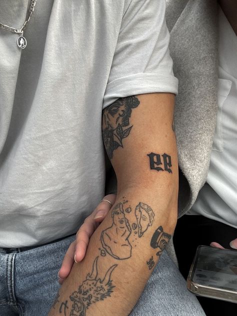 Clever Tattoos, Tattoo Inspiration Men, Greek Tattoos, Stylist Tattoos, Cool Small Tattoos, Modern Tattoos, Small Tattoos For Guys, Black Ink Tattoos, Arm Tattoos For Guys