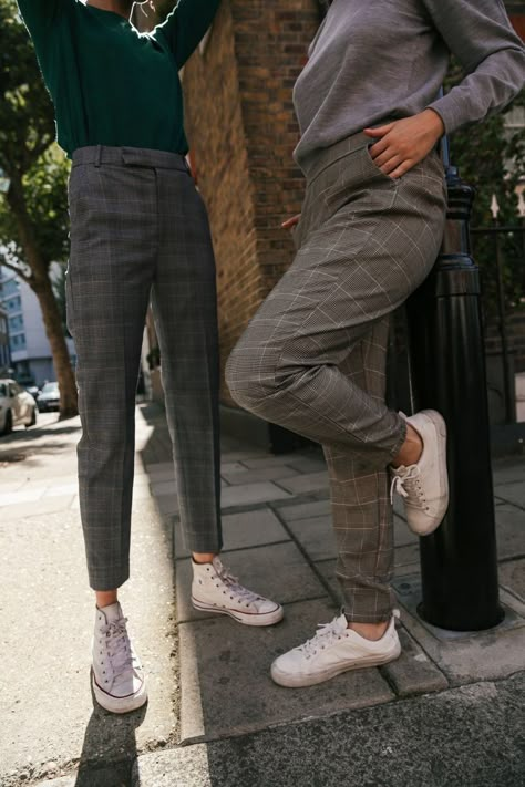 Pants With Converse, Checkered Pants Outfit, Autumn London, Striped Dress Outfit, Plaid Pants Outfit, High Top Converse Outfits, Checkered Trousers, Converse Outfits, Checkered Pants