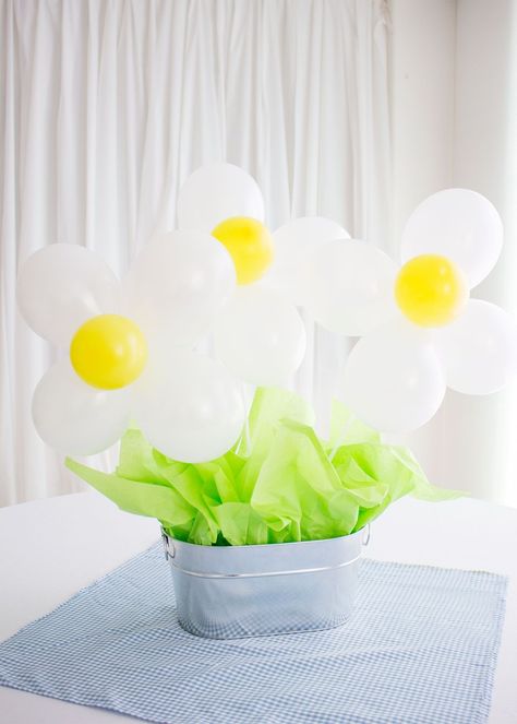 Centerpiece Ideas Party, Balloon Centerpiece Ideas, Jungle Centerpieces, Baby Birthday Balloon, Daisy Centerpieces, Tulle Balloons, 21 Balloons, 50th Birthday Centerpieces, Bobo Balloons