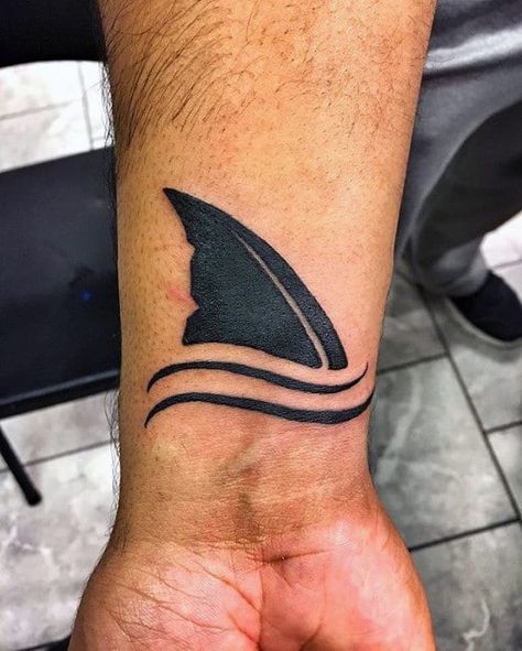 20 Shark Fin Tattoo Designs For Men - Masculine Ink Ideas Shark Fin Tattoo, Fin Tattoo, Shoulder Cover Up Tattoos, Small Shark Tattoo, Sailing Tattoo, Hai Tattoo, Men Masculine, Halloweenský Makeup, Shark Tattoo