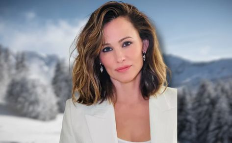 Called The Jen G cut for Gen Z, Adir Abergel shares how he created Jennifer Garner's new hair look. Jennifer Garner New Hairstyle, Jen Garner Hair, Jennifer Garner Hair 2023, Jennifer Garner Hair, Jen Garner, Jennifer Gardner, Bardot Bangs, New Hair Look, Jennifer Coolidge